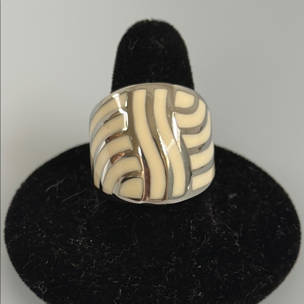 Elegant Cream and Silver Women's Ring